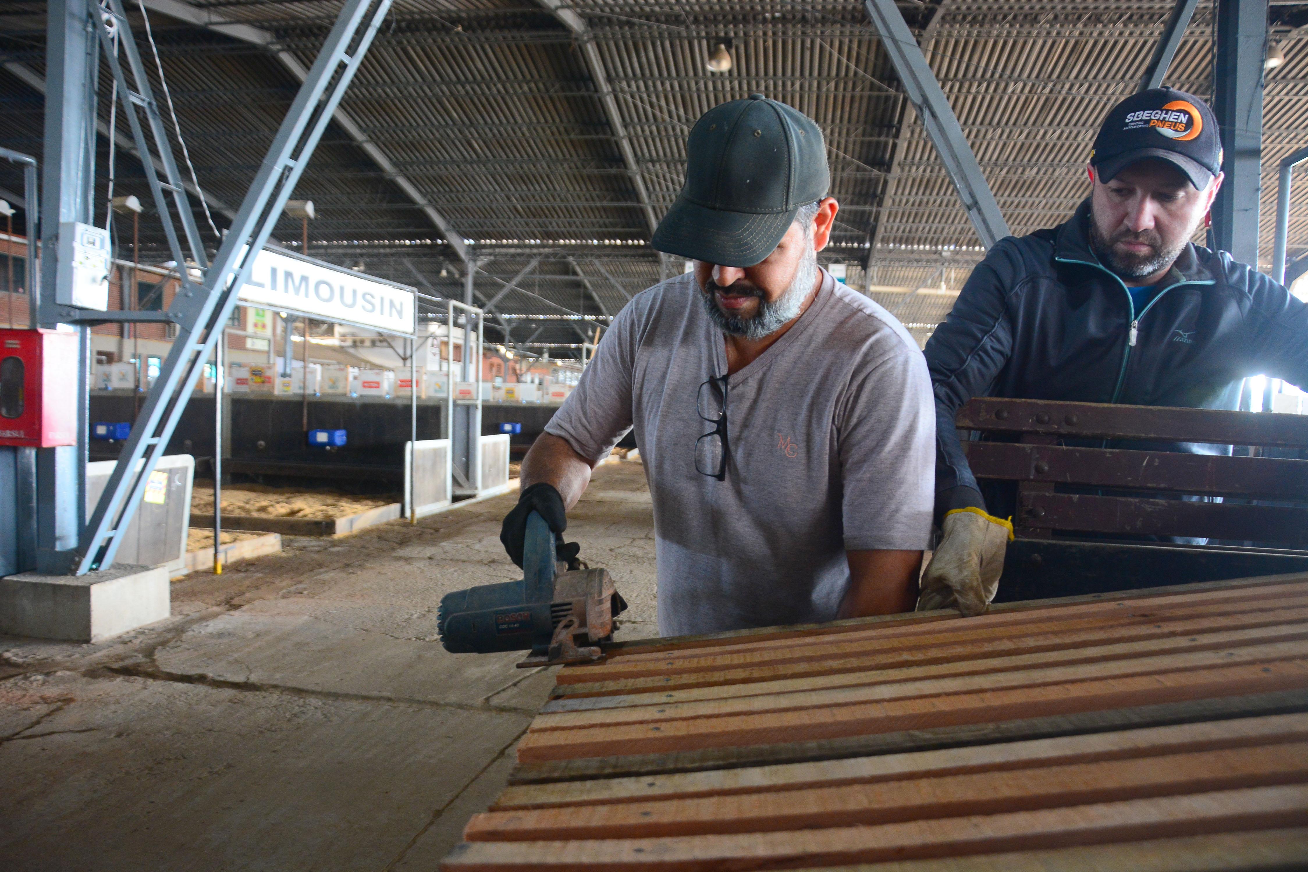 Durante tr&ecirc;s semanas, equipes trabalharam freneticamente no pr&eacute;dio