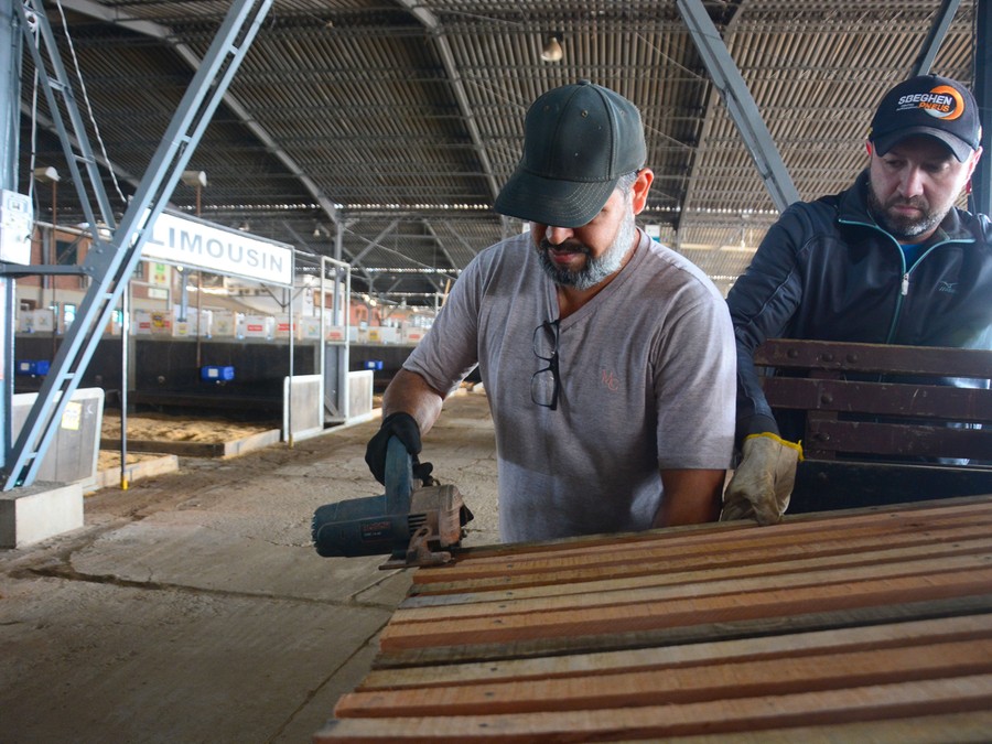 Durante três semanas, equipes trabalharam freneticamente no prédio Durante três semanas, equipes trabalharam freneticamente no prédio
