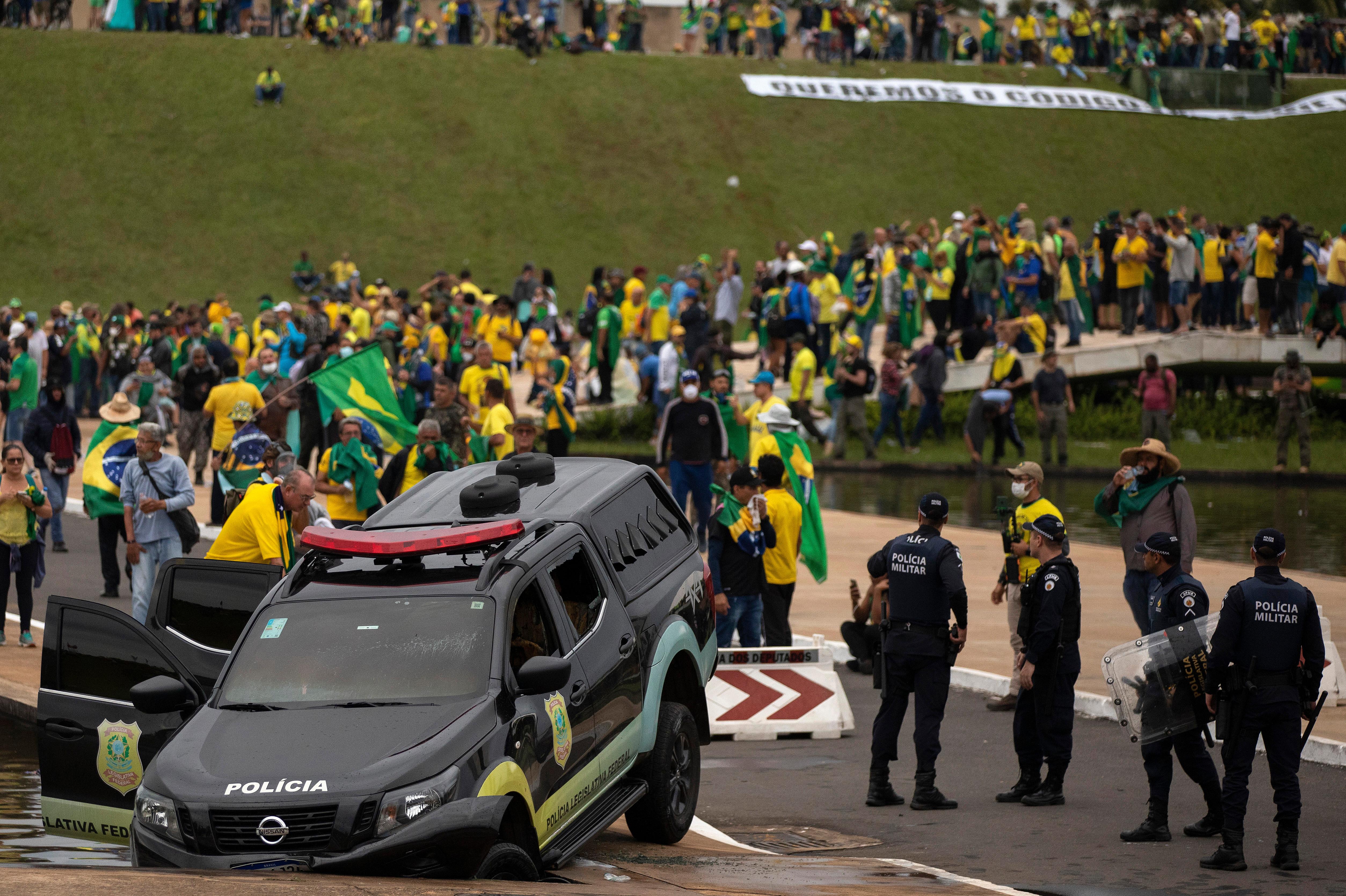 No dia 8 de janeiro deste ano, manifestantes contr&aacute;rios ao resultado da elei&ccedil;&atilde;o presidencial invadiram e depredaram os pr&eacute;dios dos Tr&ecirc;s Poderes