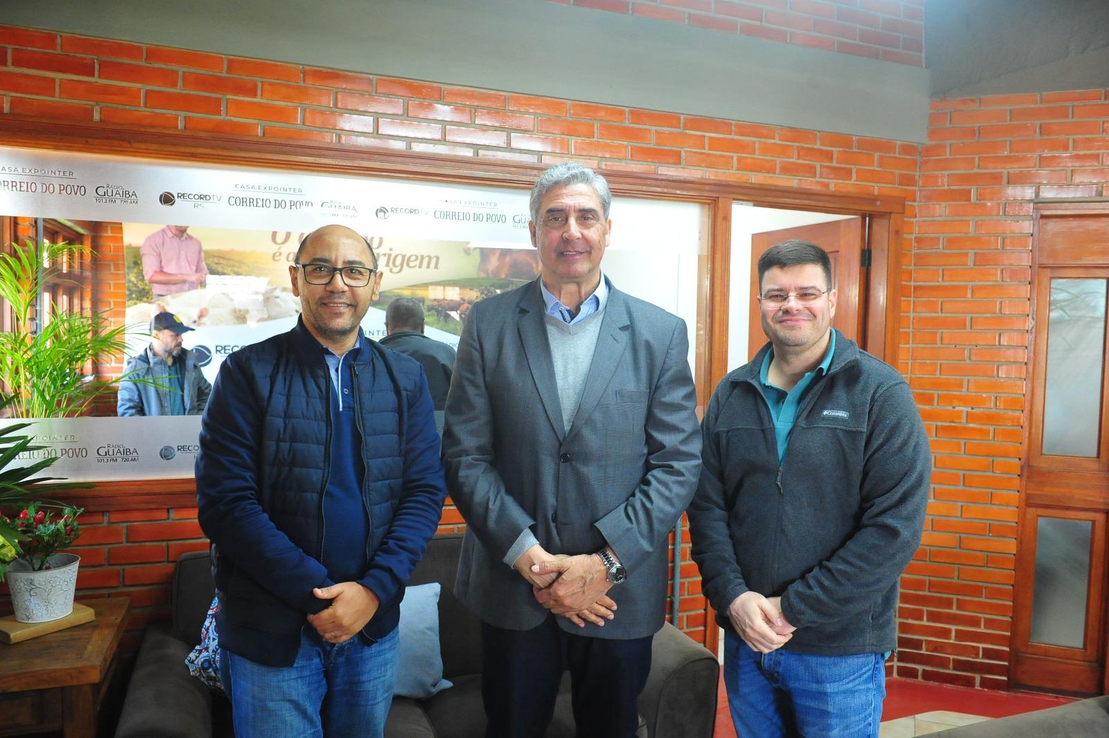 Secret&aacute;rio Giovani Feltes, ao centro, visitou a casa do Grupo Record RS na Expointer