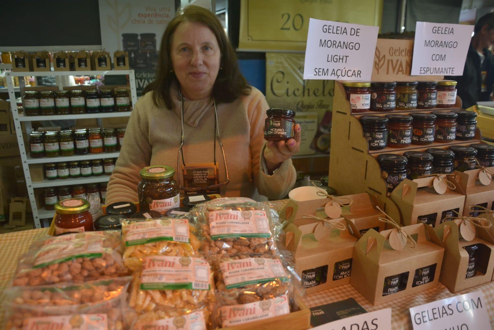 Ivani Marcolim Sonaglio, de Bento Gon&ccedil;alves, aposta em vers&otilde;es inusitadas de doces e faz sucesso na feira com geleia de morango e espumante