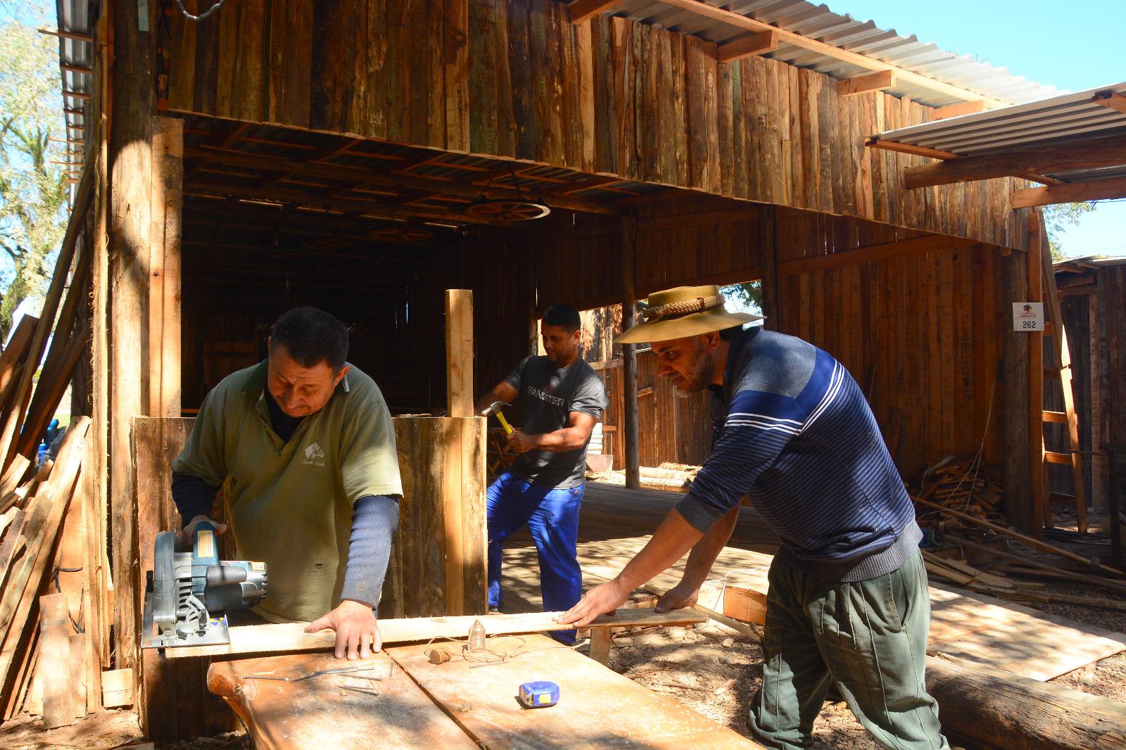 No piquete Liberdade, trabalho de montagem deve encerrar ainda neste domingo
