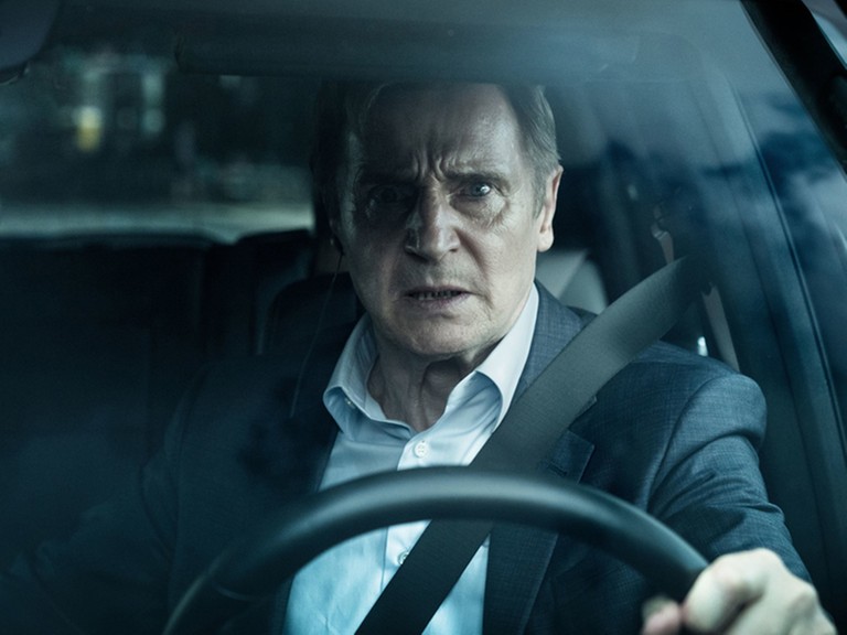 A ação de "A Chamada" se passa, predominantemente, dentro de um carro, que circula pelas ruas de Berlim, na Alemanha A ação de "A Chamada" se passa, predominantemente, dentro de um carro, que circula pelas ruas de Berlim, na Alemanha