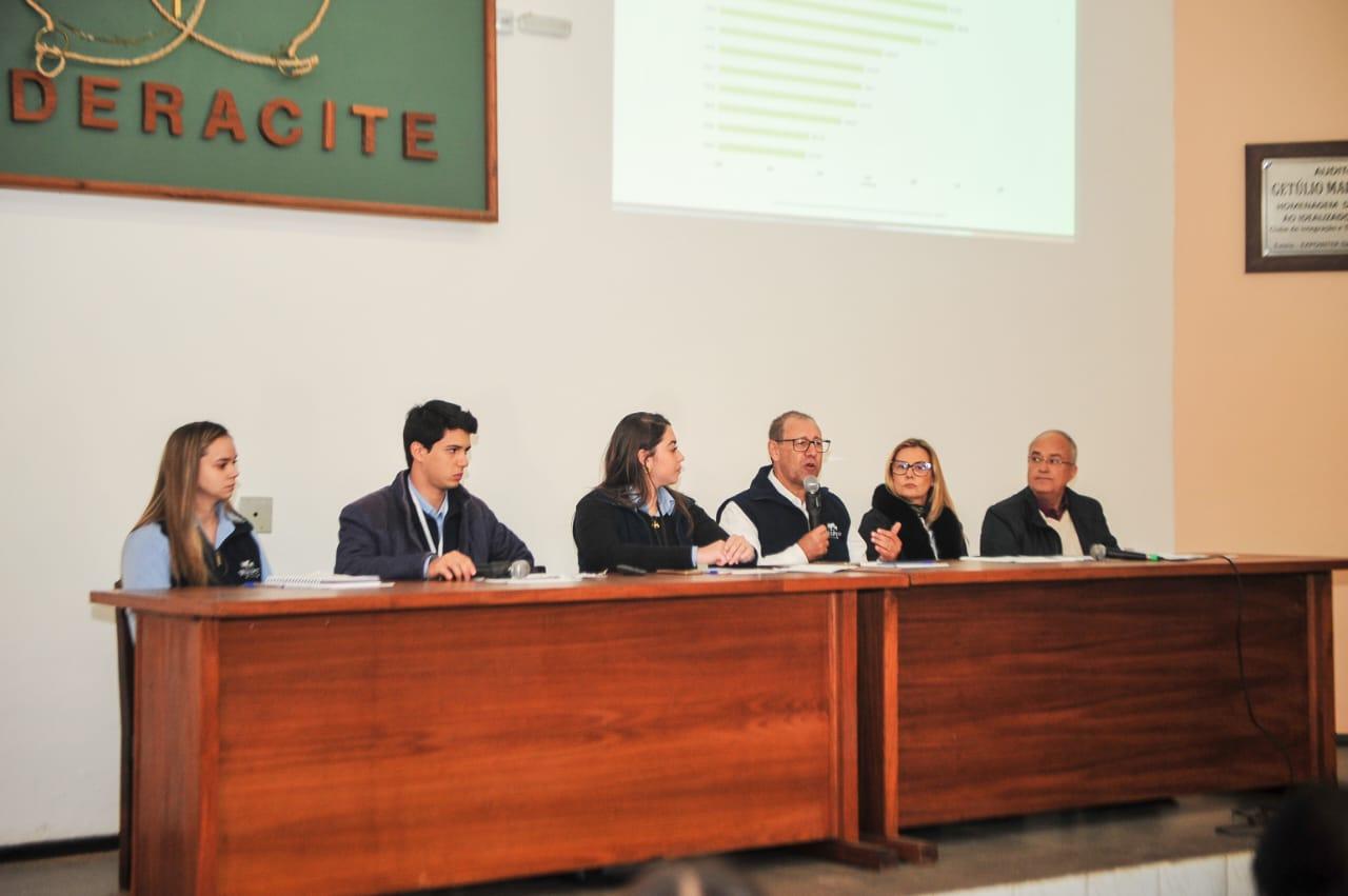 Apresenta&ccedil;&atilde;o dos dados foi conduzida pelo coordenador do NESPro, professor J&uacute;lio Barcellos (o quarto, da esquerda para a direita)