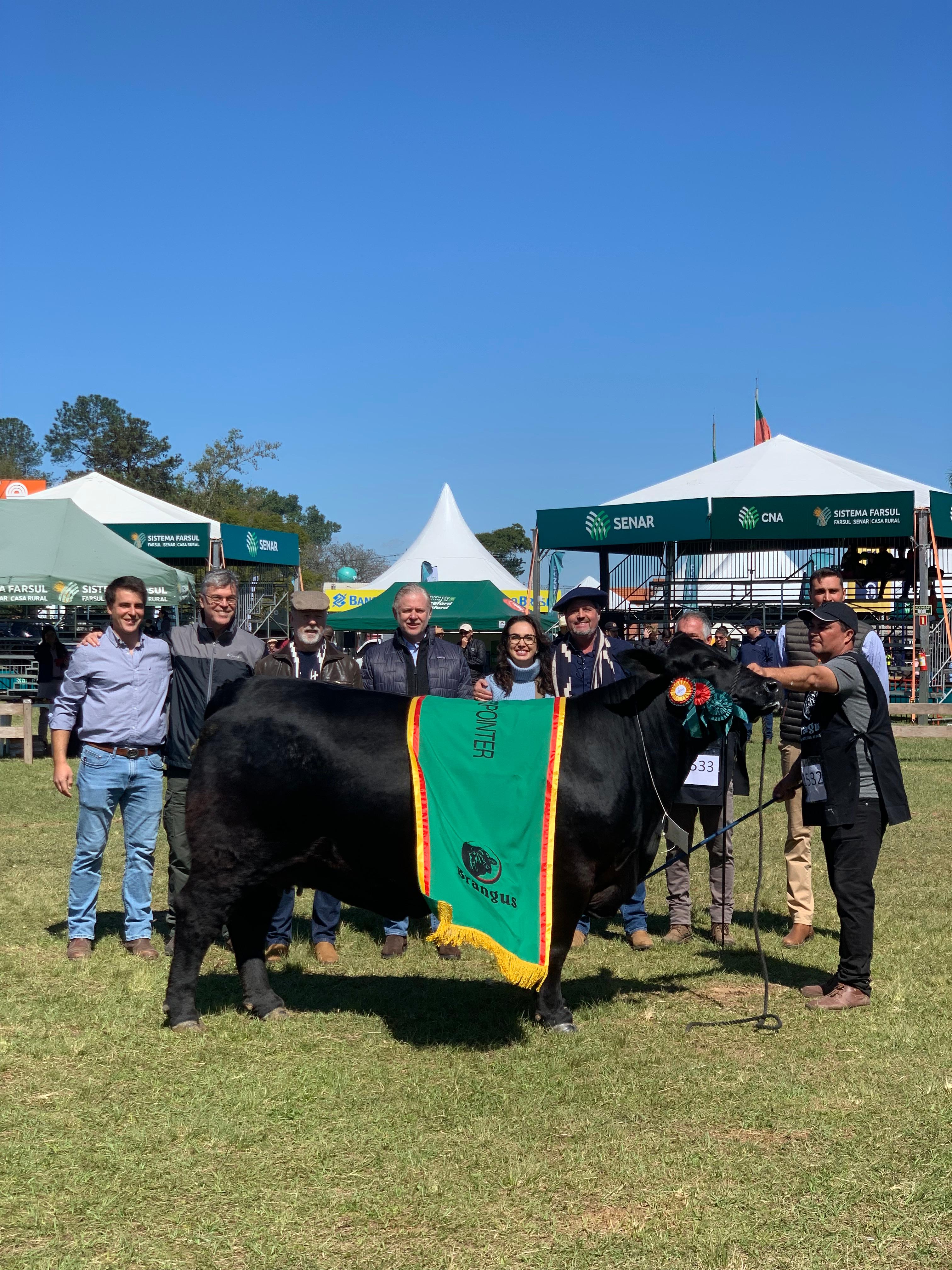 A f&ecirc;mea Brangus 4 Linhas Africana TEIB 107 Laconquista, do t&eacute;cnico e criador Mano Menezes (de chap&eacute;u marrom) conquistou a Grande Campe&atilde; da Expointer 2023