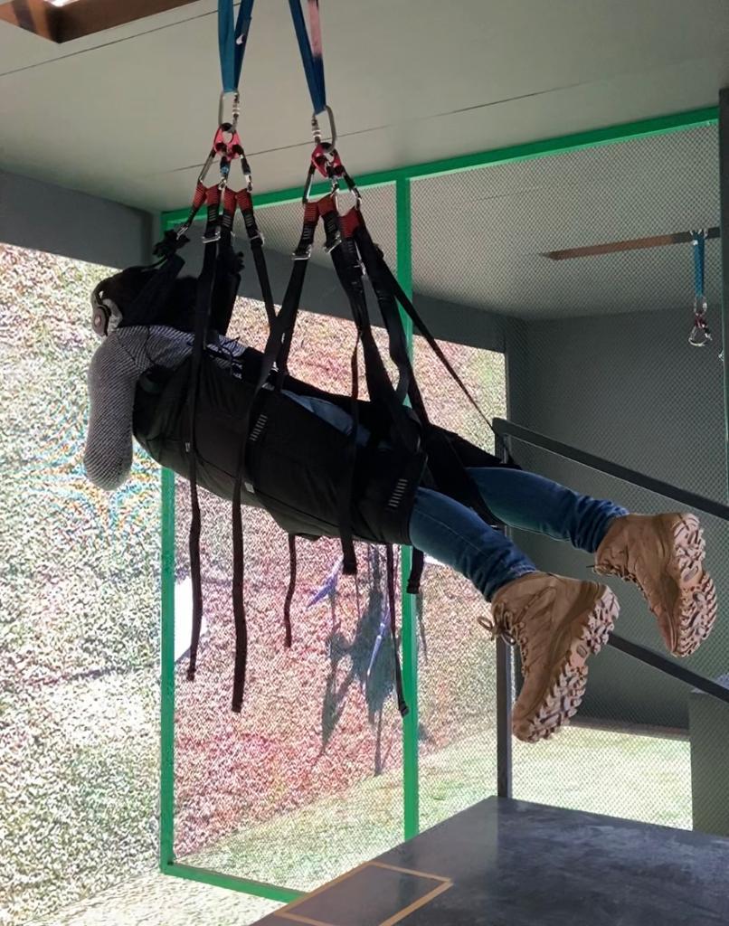Experi&ecirc;ncia envolve ficar suspenso no ar por meio de cordas