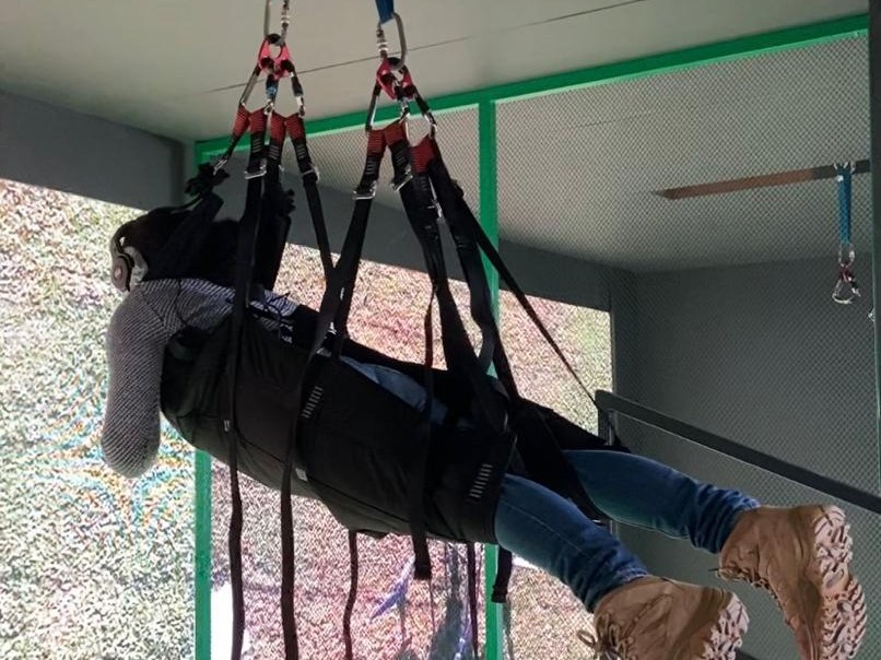 Experiência envolve ficar suspenso no ar por meio de cordas Experiência envolve ficar suspenso no ar por meio de cordas