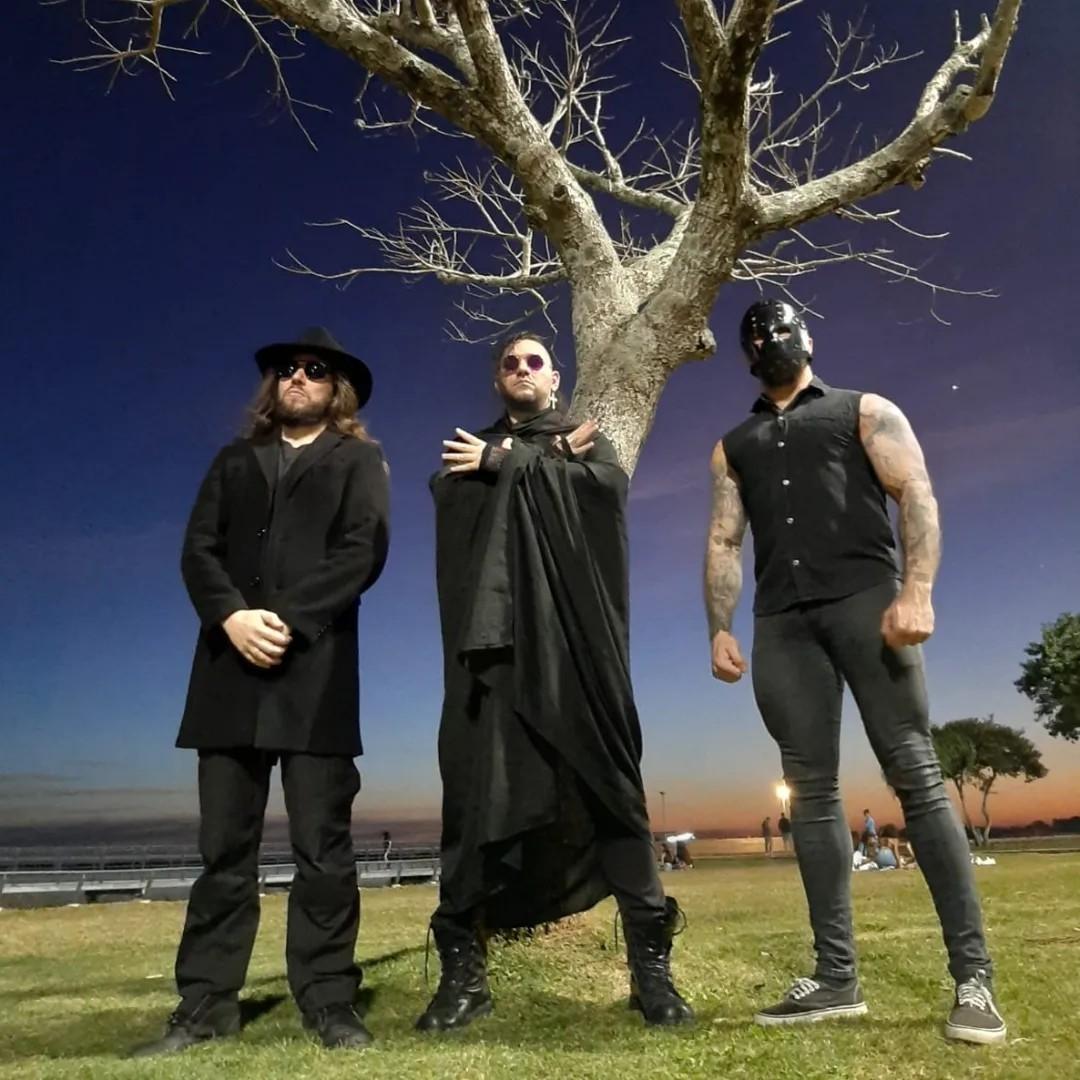 Projeto musical voltado ao Gothic Rock, Post-Punk e Darkwave, a banda ga&uacute;cha bebe de fontes oitentistas dos prim&oacute;rdios da M&uacute;sica G&oacute;tica