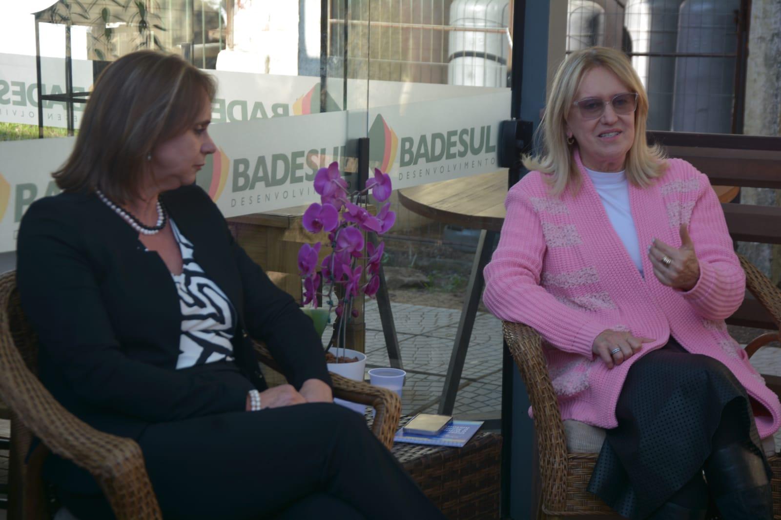 A ex-presidente do Badesul, Jeanette Lontra, e a controller na empresa Moinhos Vacaria, Marta Dri Lima Accorsi, conversaram com as mulheres na Casa da ag&ecirc;ncia de fomento