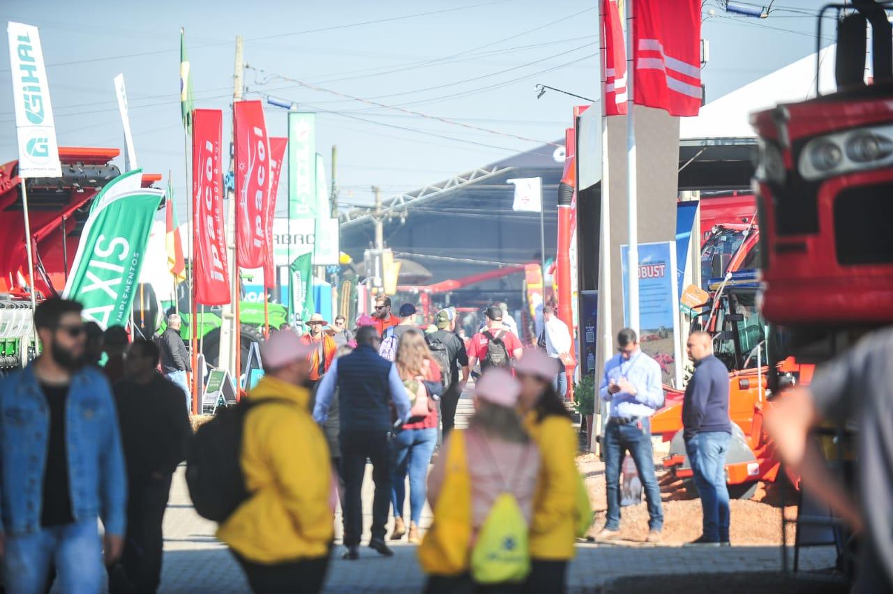 Ap&oacute;s neblina, dia de sol atrai visitantes para a Expointer