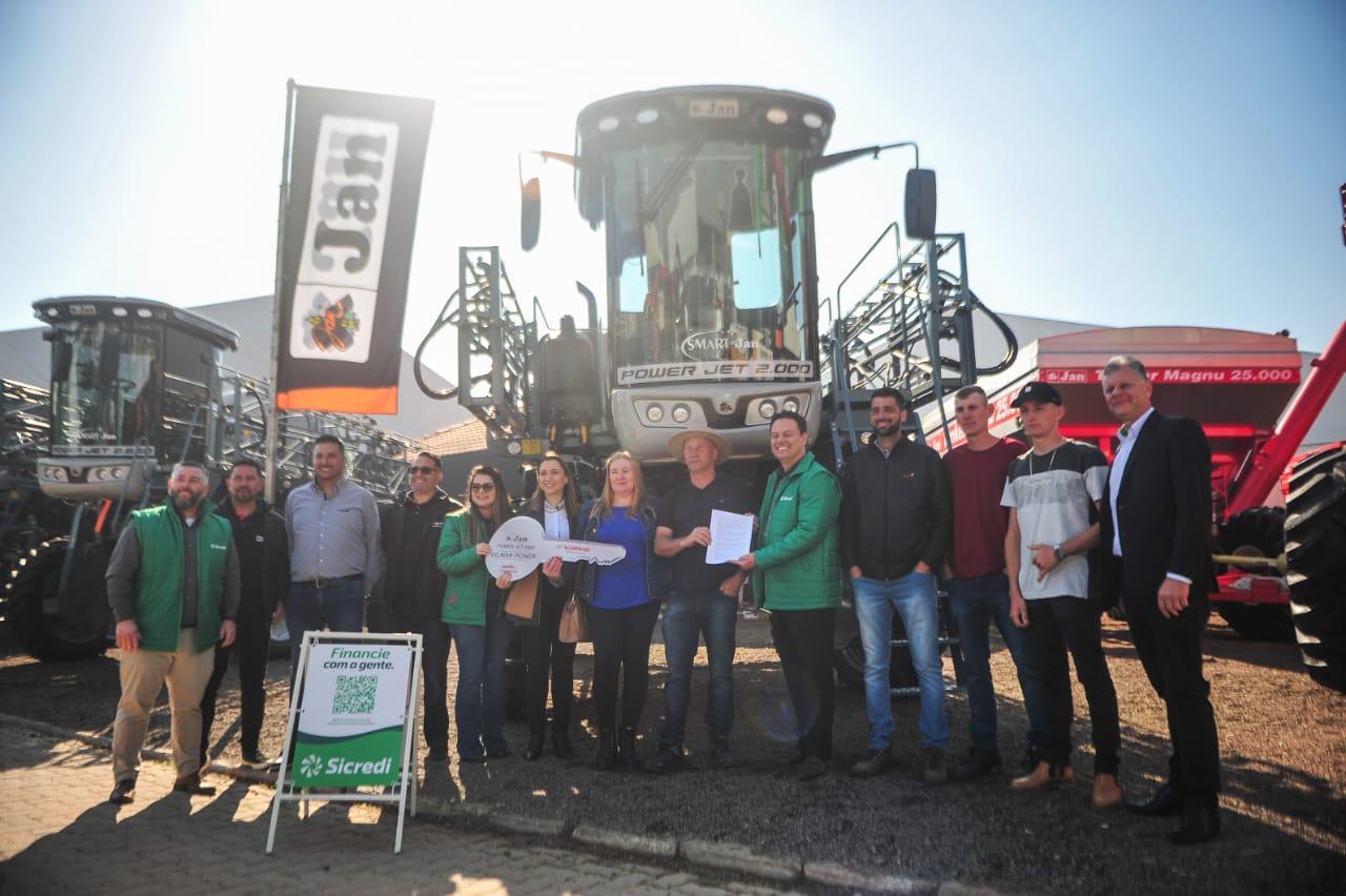 Agricultor Gilmar Pioner assinou contrato e recebeu equipamento no estande da Jan Implementos Agr&iacute;colas na Expointer