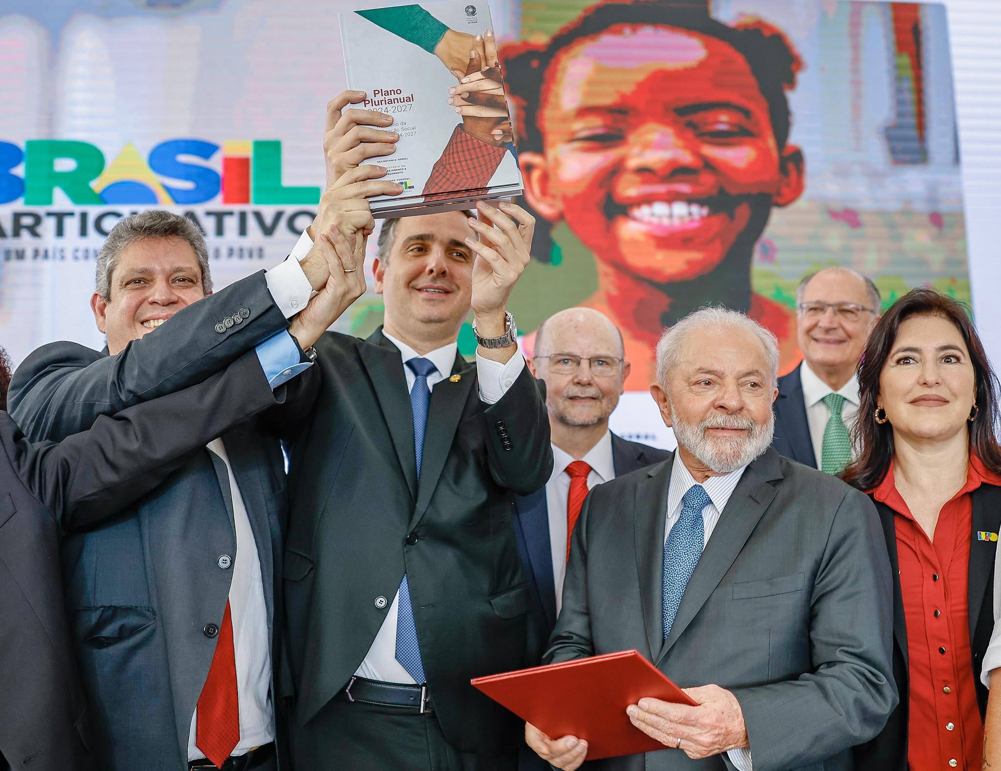 Lula faz entrega do PPA 