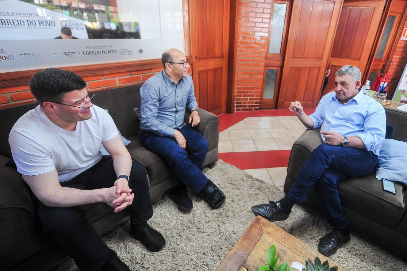 O diretor da TV Record RS, Gustavo Paulus, e o Diretor executivo no jornal Correio do Povo, Sidney Costa, receberam a visita do prefeito de Porto Alegre, Sebasti&atilde;o Melo.
