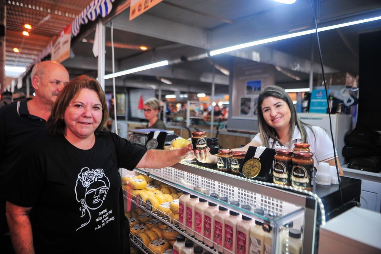 Lia e La&eacute;rcio foram conquistados pelo doce de leite produzido por Eloiza