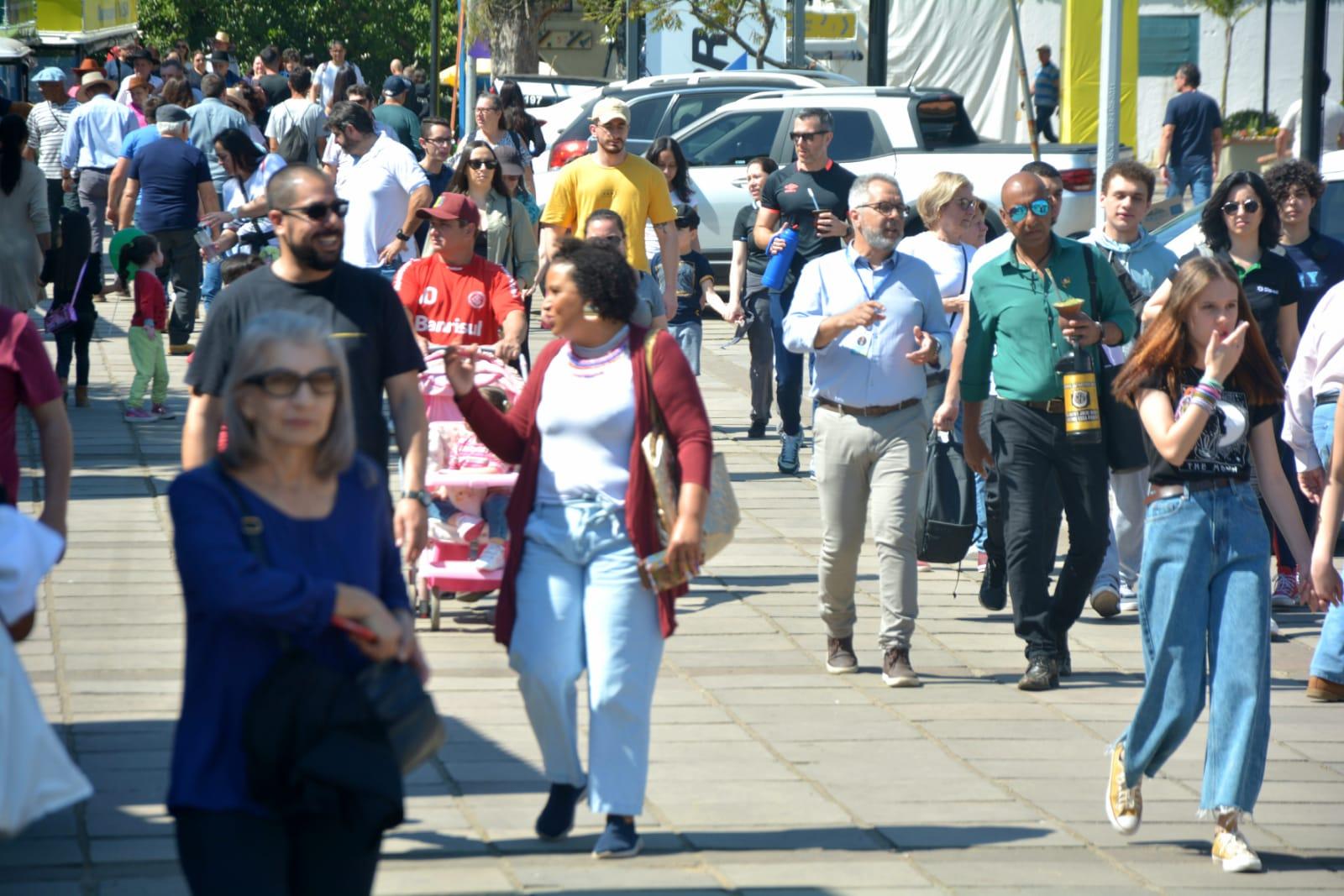 Dia esteve ensolarado e atraiu visitantes na Expointer