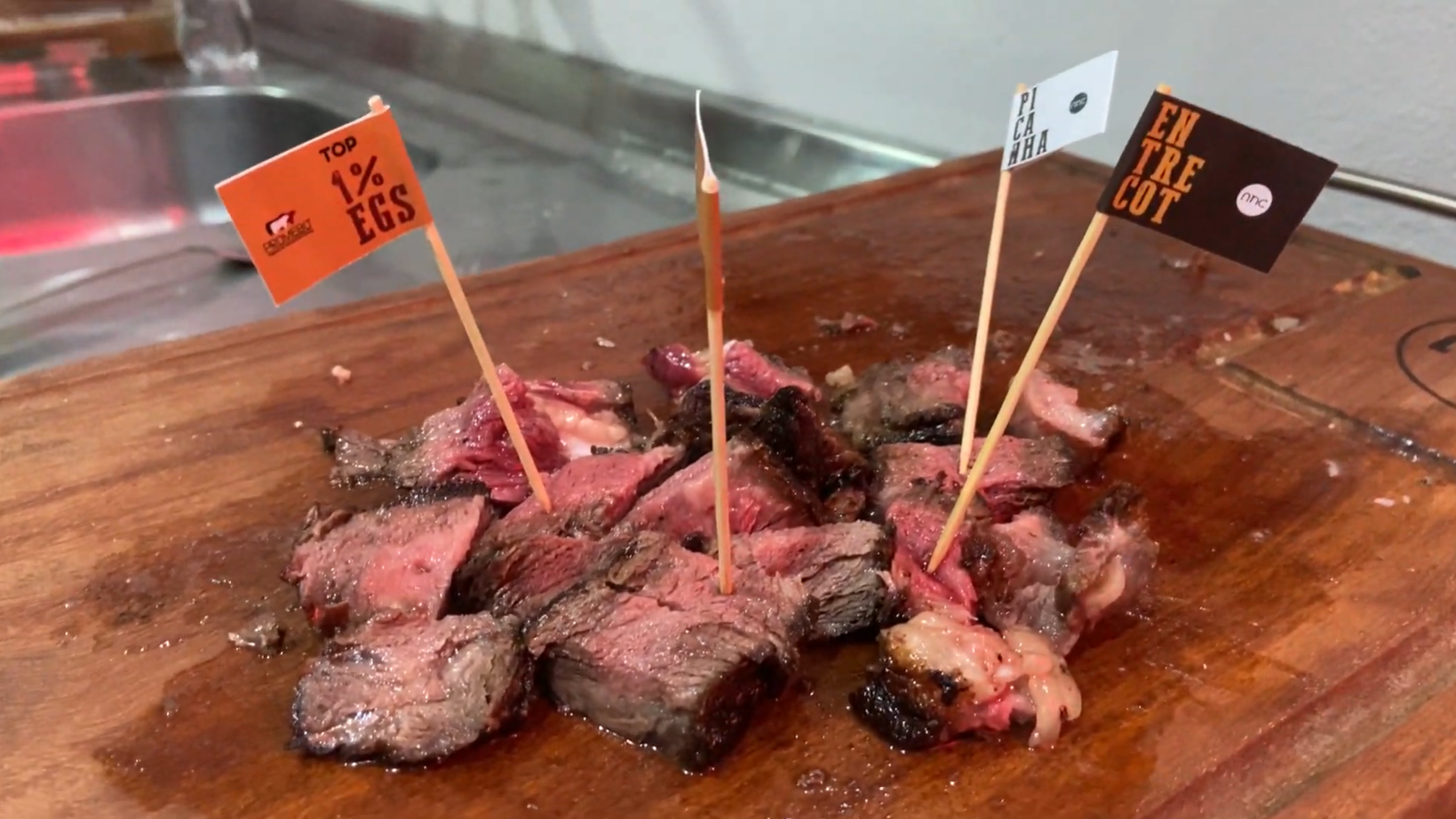 Everaldo dos Santos Batalha &eacute; assador profissional h&aacute; 30 anos 