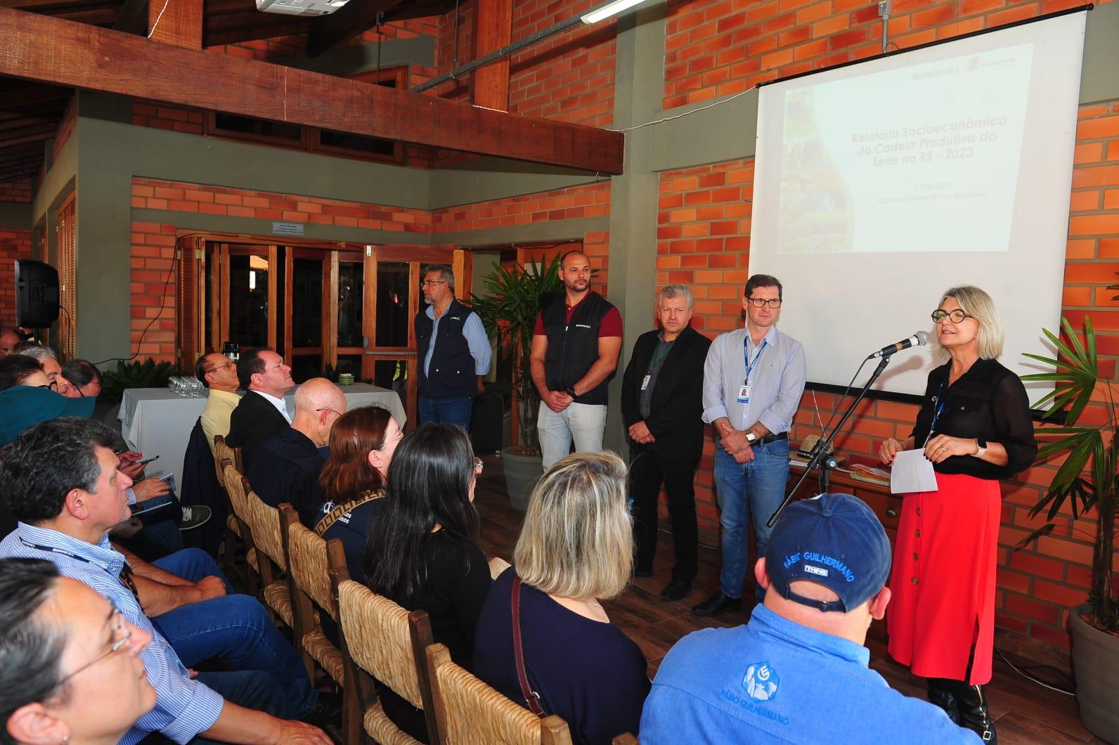 O zootecnista Jaime Ries (&agrave; esquerda) apresentou levantamento em evento conduzido no Parque de Exposi&ccedil;&otilde;es Assis Brasil