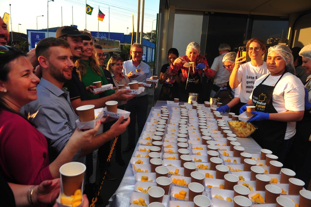 Ao todo, foram utilizados 420 quilos de queijo