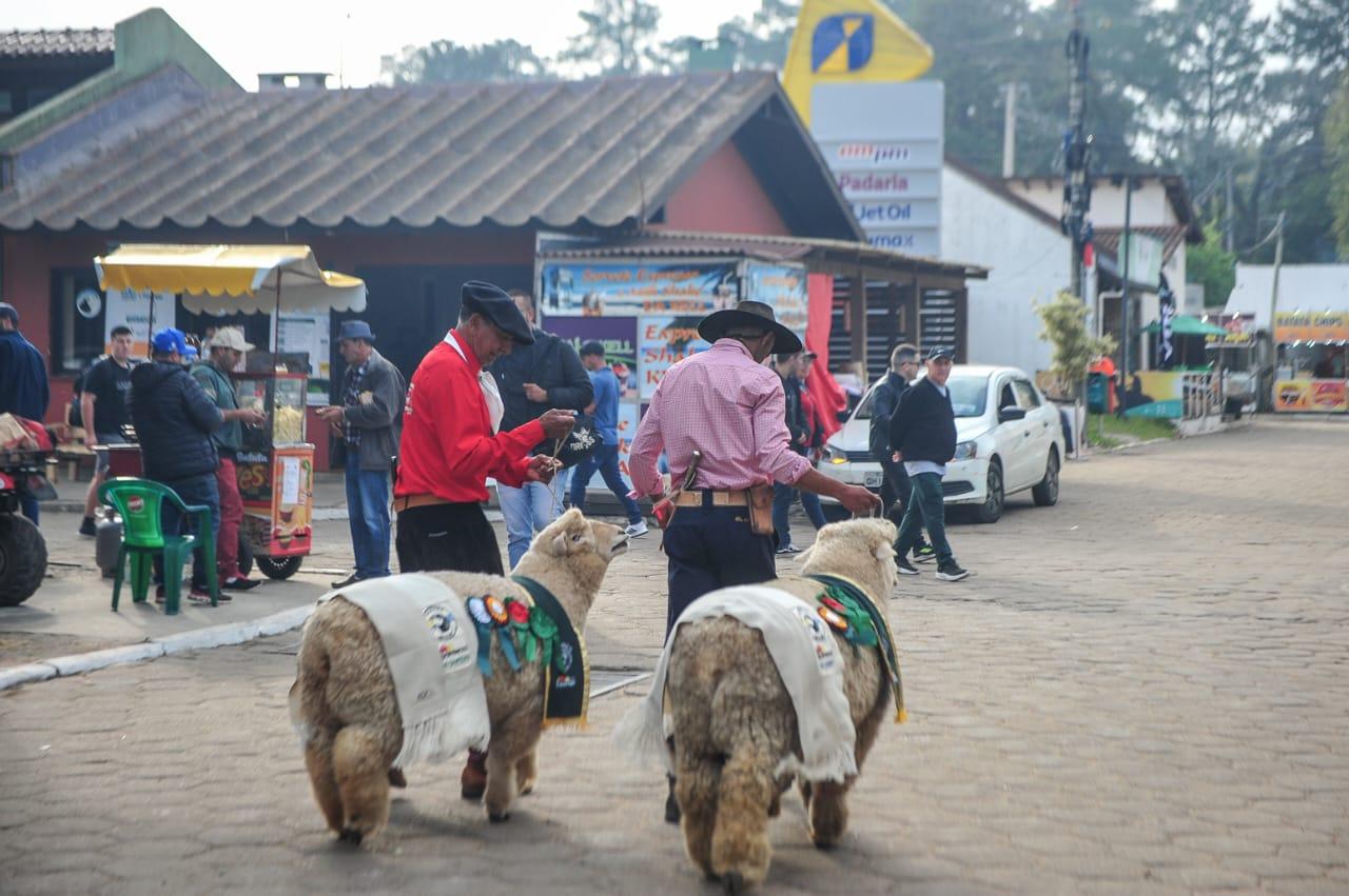 Pela manh&atilde;, tem Desfile dos Campe&otilde;es e a entrega da Medalha Assis Brasil