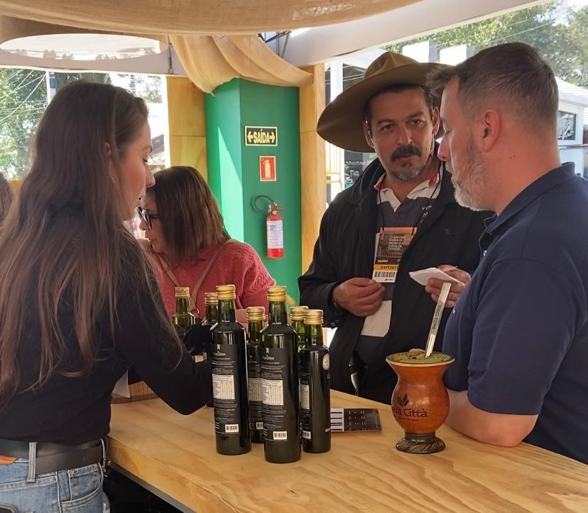 Furtado (de chap&eacute;u) ficou encantado com a qualidade do azeite ga&uacute;cho