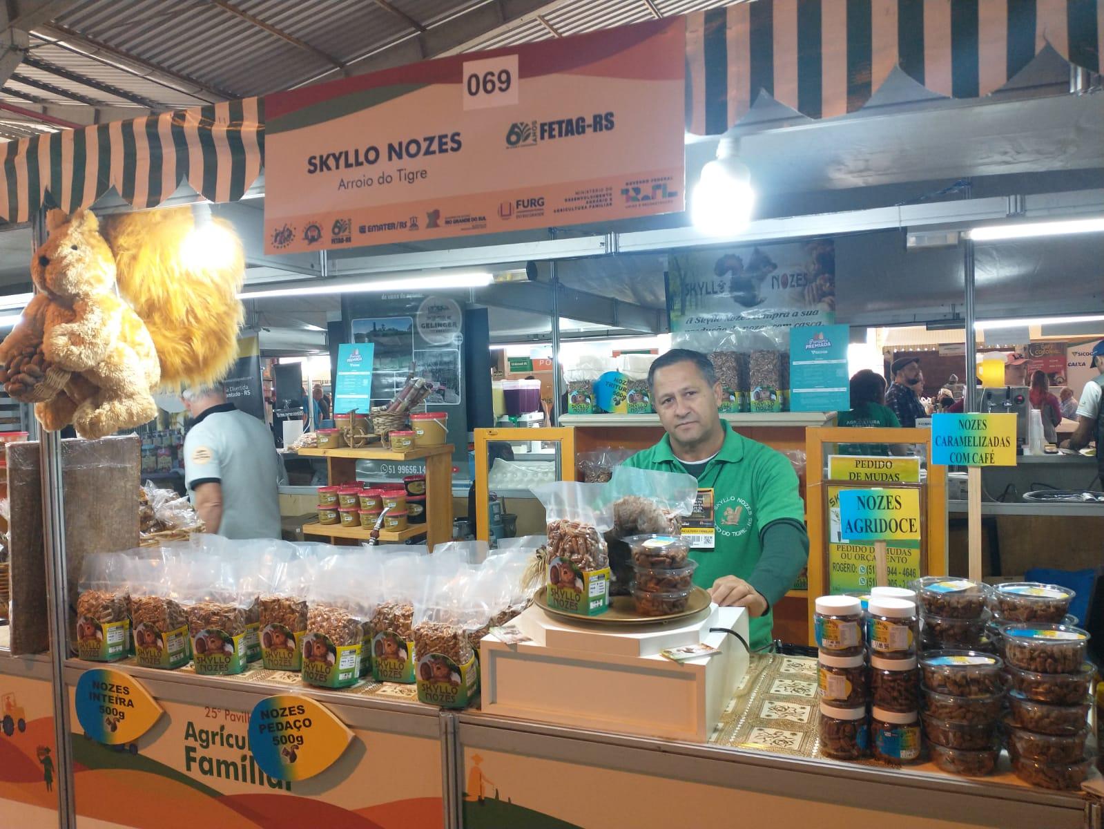 Rog&eacute;rio Bilhan, da Skyllo Nozes (banca 069), de Arroio do Tigre, est&aacute; preparado para o grande p&uacute;blico que deve passar pelo Pavilh&atilde;o da Agricultura Familiar