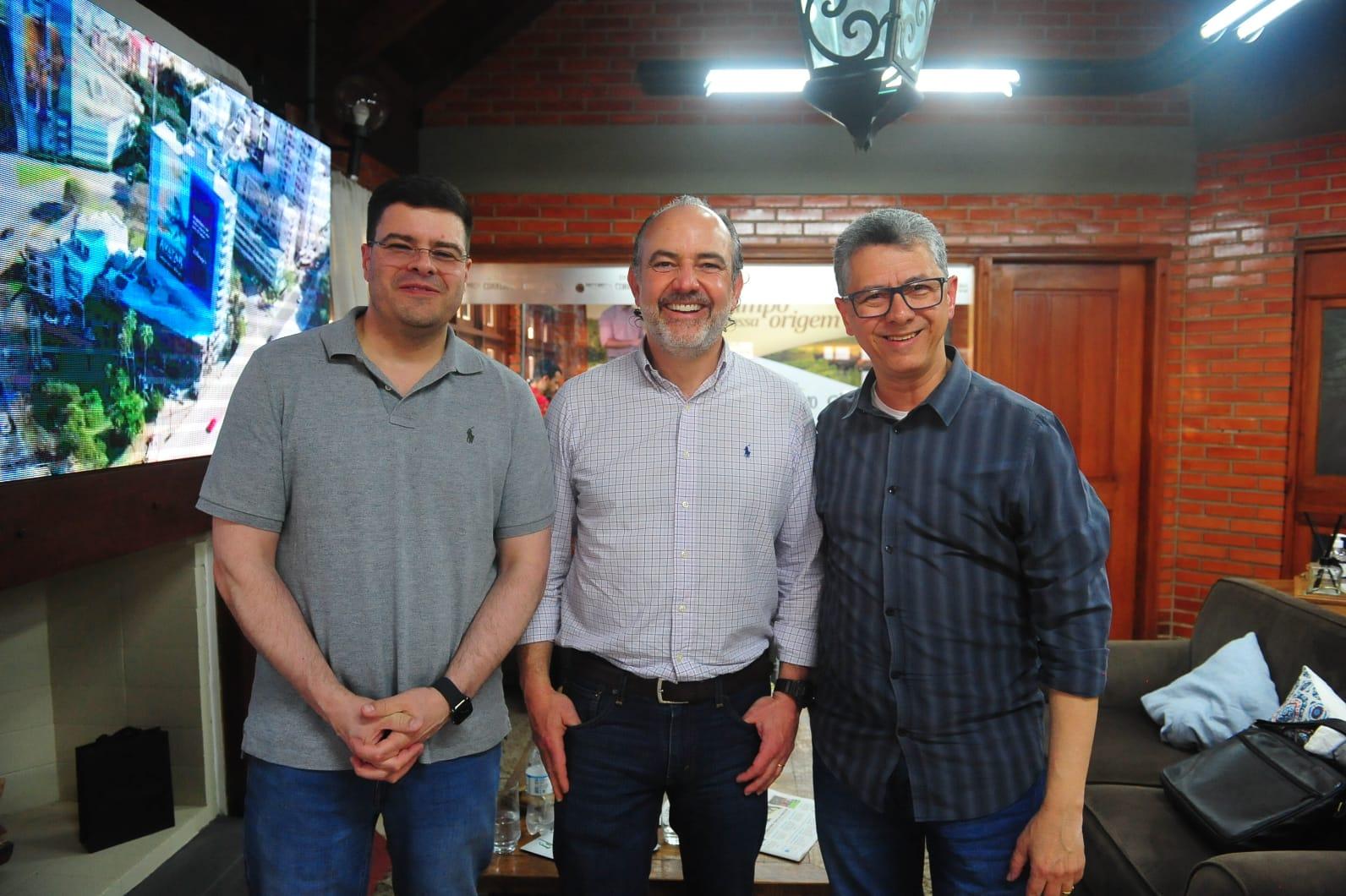 Rodrigo Costa, ao centro, foi recepcionado pela dire&ccedil;&atilde;o do Grupo Record no RS em Esteio