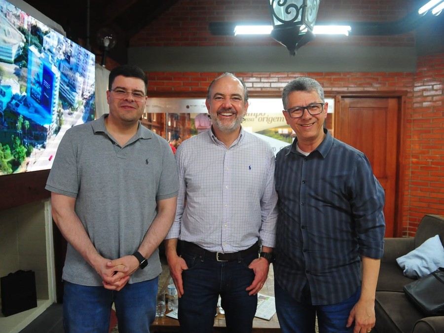 Rodrigo Costa, ao centro, foi recepcionado pela direção do Grupo Record no RS em Esteio Rodrigo Costa, ao centro, foi recepcionado pela direção do Grupo Record no RS em Esteio
