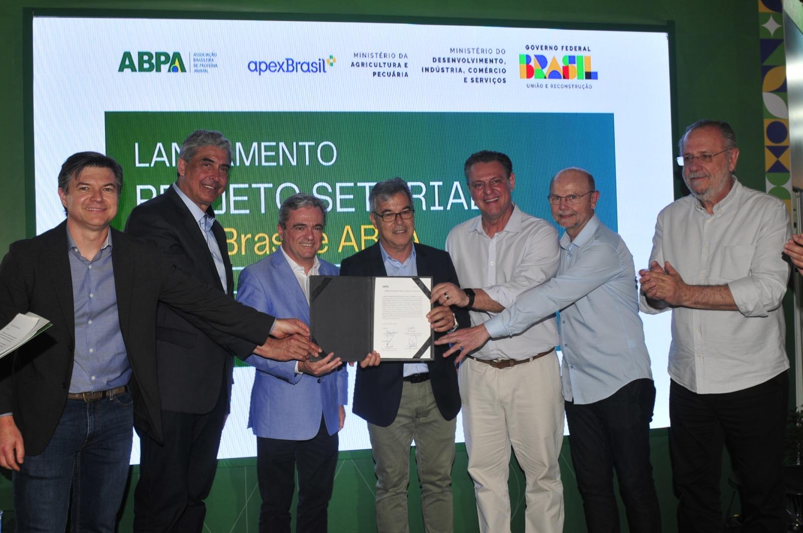 Ricardo Santin, da ABPA; Jorge Viana, da ApexBrasil, e o ministro F&aacute;varo (ao centro) assinaram documento formal durante a 46&ordf; Expointer