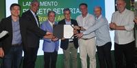 Ricardo Santin, da ABPA; Jorge Viana, da ApexBrasil, e o ministro Fávaro (ao centro) assinaram documento formal durante a 46ª Expointer