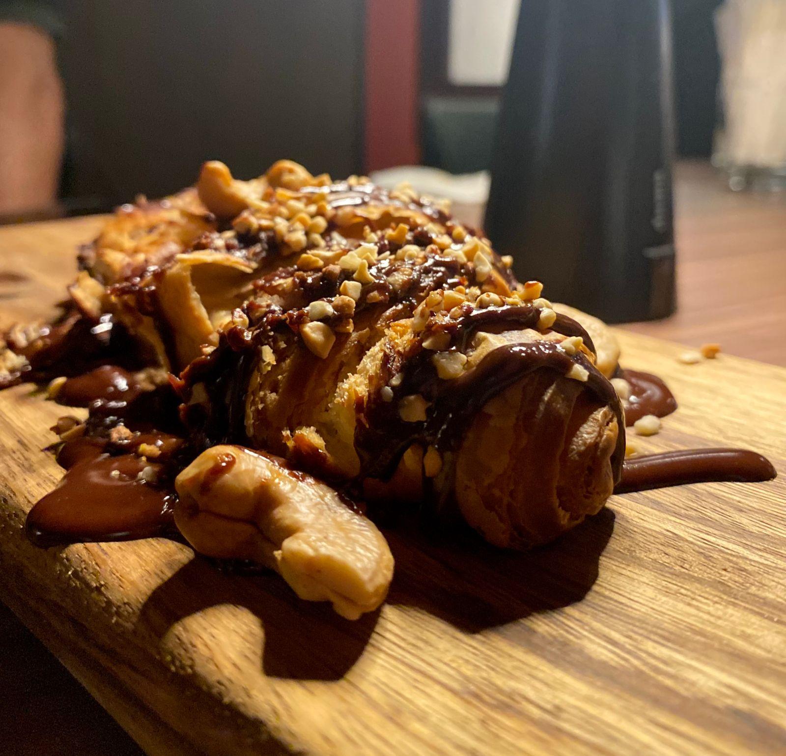 Croissant com ganache de chocolate e castanhas &eacute; destaque no card&aacute;pio