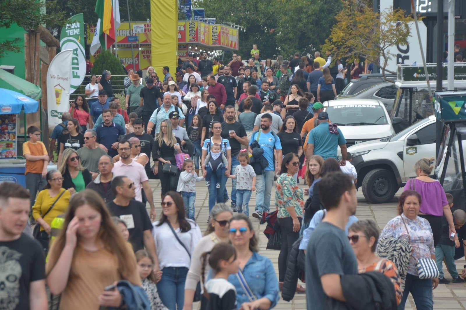 Movimento no Parque de Exposi&ccedil;&otilde;es Assis Brasil j&aacute; era intenso pela manh&atilde;, apesar da expectativa de chuva durante o dia