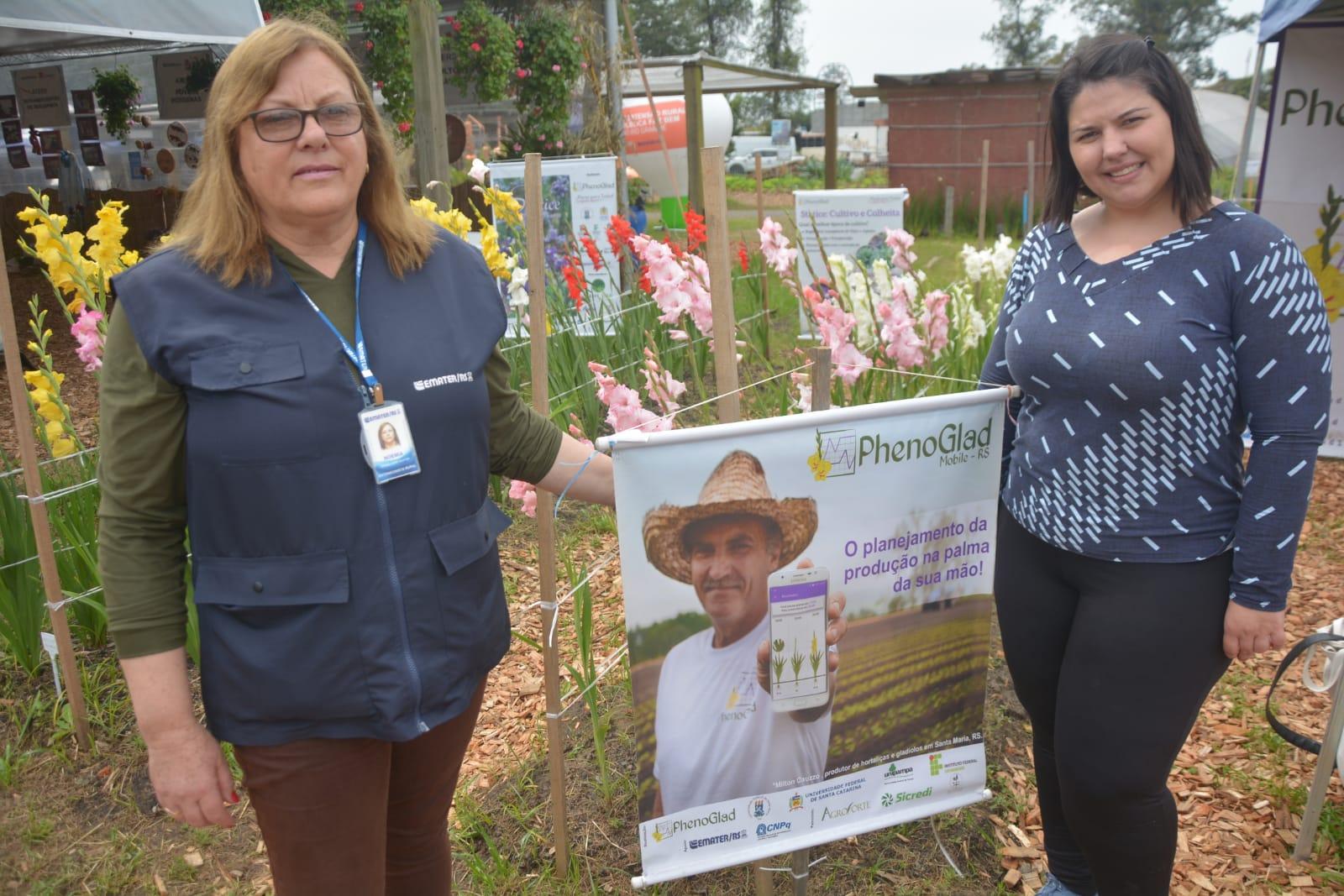 A extensionista rural Noemia, da Emater, e a agricultora Natiele Woiczekowski incentivam cultivo de glad&iacute;olos