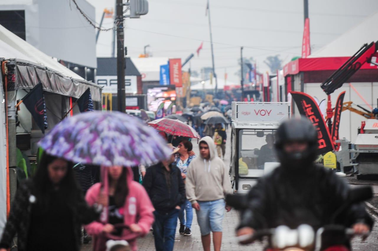 Nem mesmo a chuva afastou o p&uacute;blico do &uacute;ltimo dia da 46&ordf; Expointer, em Esteio