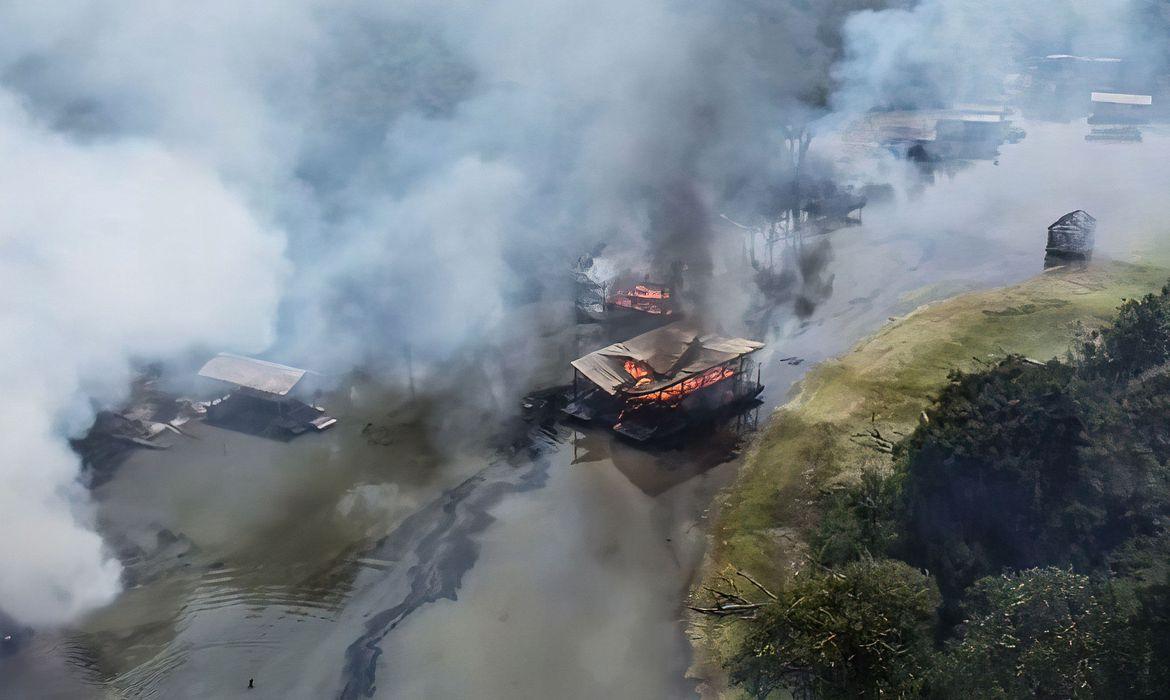 Imagens divulgadas mostram embarca&ccedil;&otilde;es incendiadas