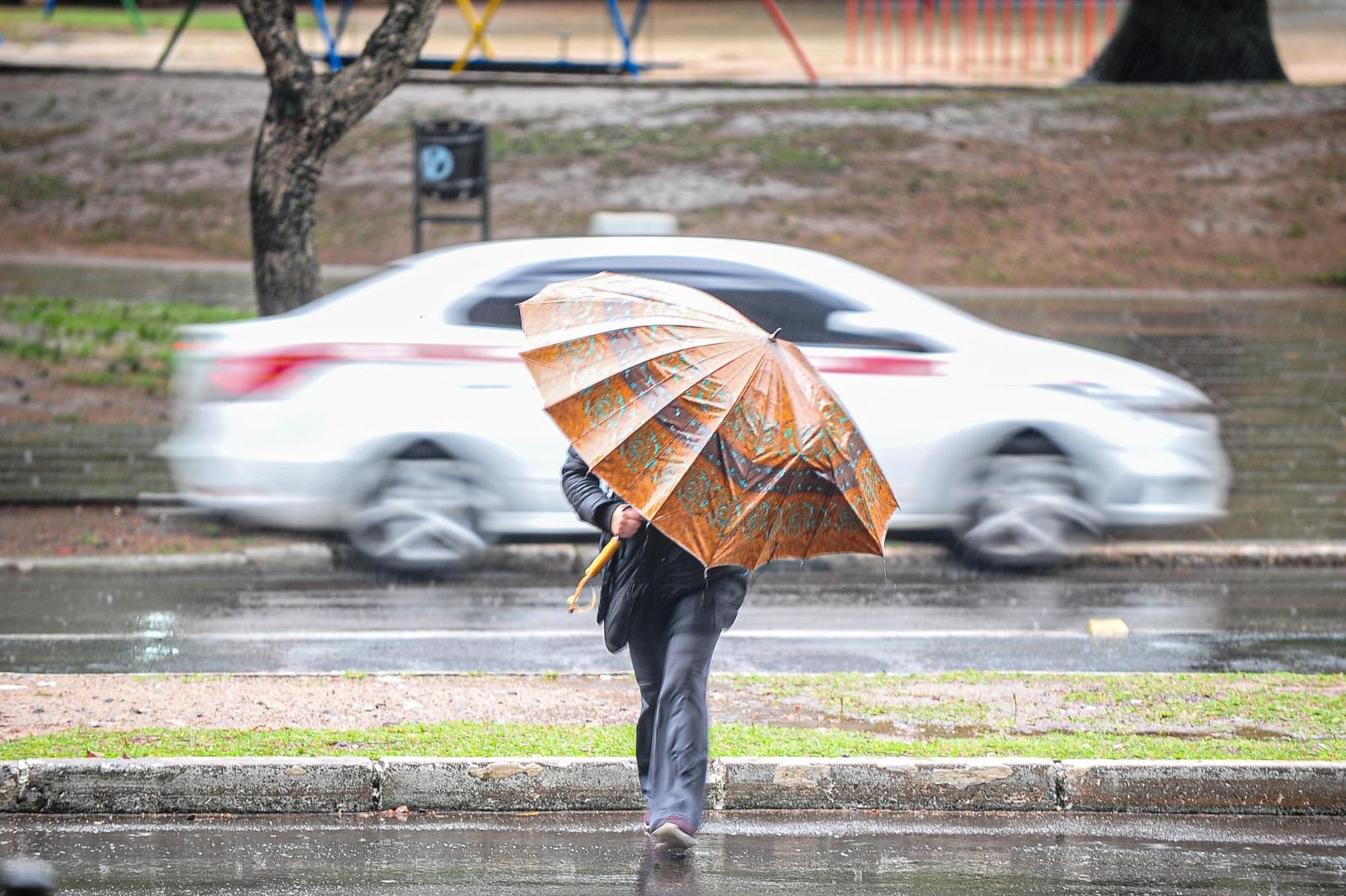 Baixa pres&atilde;o e frente fria trar&atilde;o chuva com volumes excessivos, muitos raios e o risco de tempo severo com granizo e vento forte a intenso