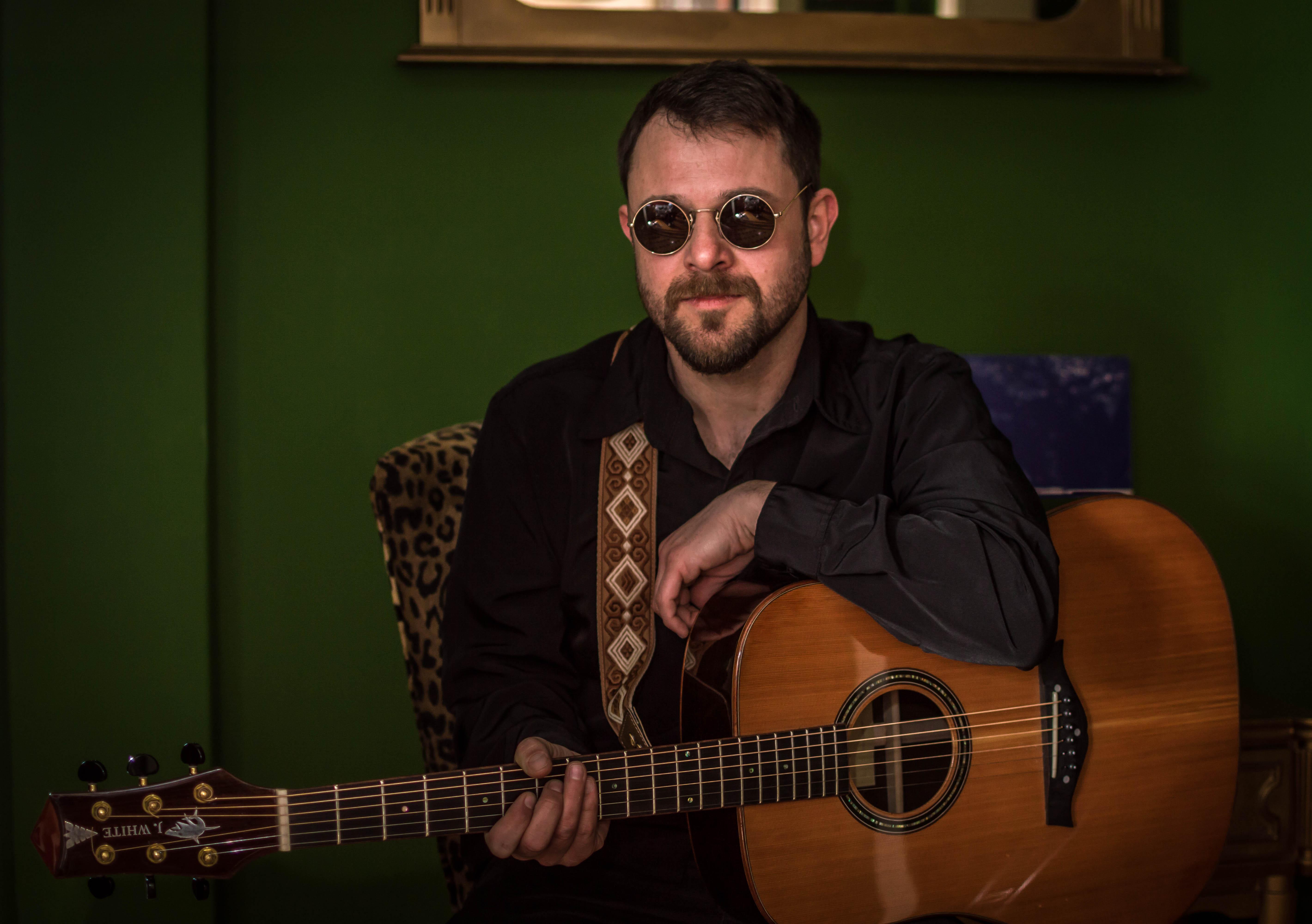 Na obra de Jefe, na linha Folk Rock, ele carrega a natureza n&ocirc;made dos trovadores, dos bardos e dos cantadores