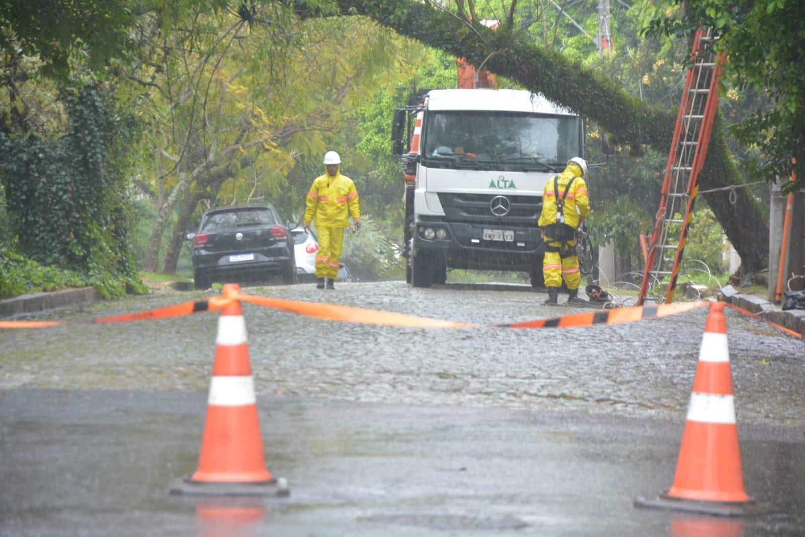 Equipes trabalharam para normalizar estragos causados pela chuva 