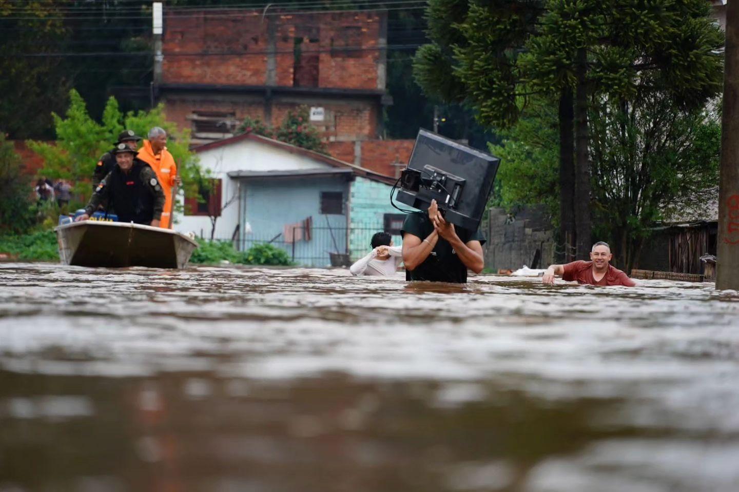 Moradores foram resgatados pela Defesa Civil em Passo Fundo