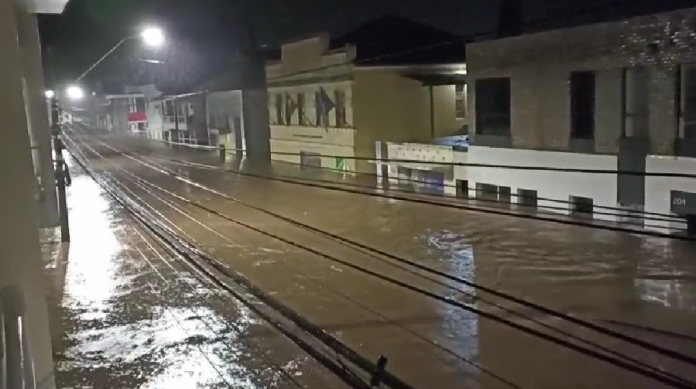 Cerca de 50 fam&iacute;lias est&atilde;o ilhadas nos telhados das casas.