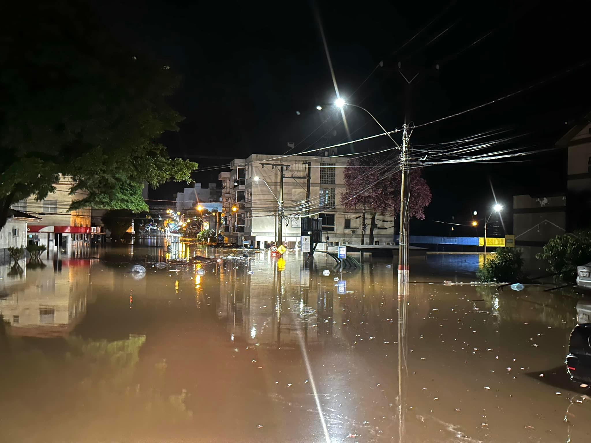 Encantado enfrente uma das piores enchentes de sua hist&oacute;ria