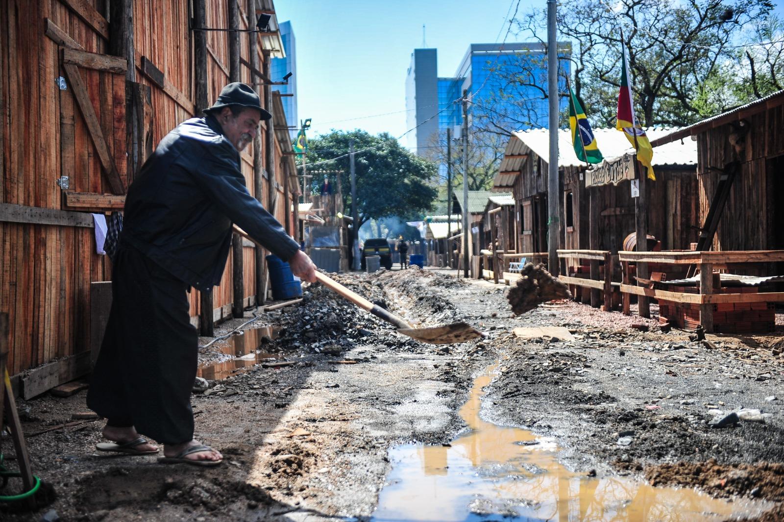 Frequentadores dos piquetes aguardam os reparos na drenagem do acampamento