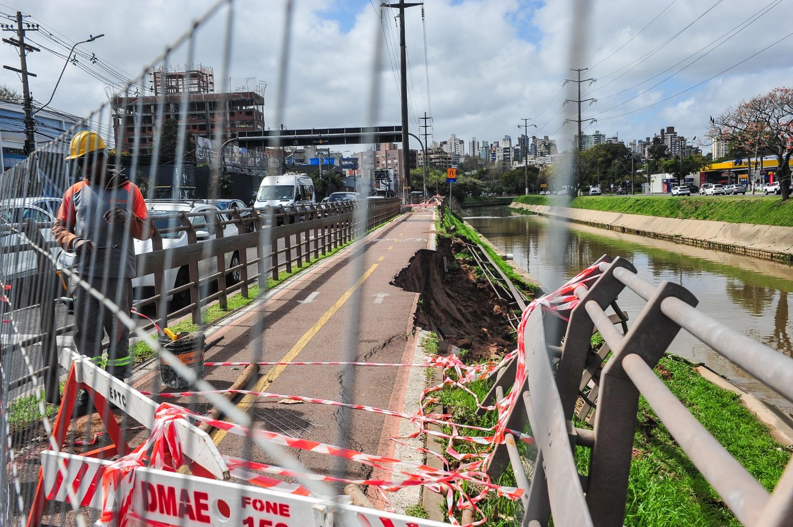 Um trecho de 25 metros na avenida Ipiranga, pr&oacute;ximo &agrave; Silva S&oacute;, foi interditado por causa da queda do talude