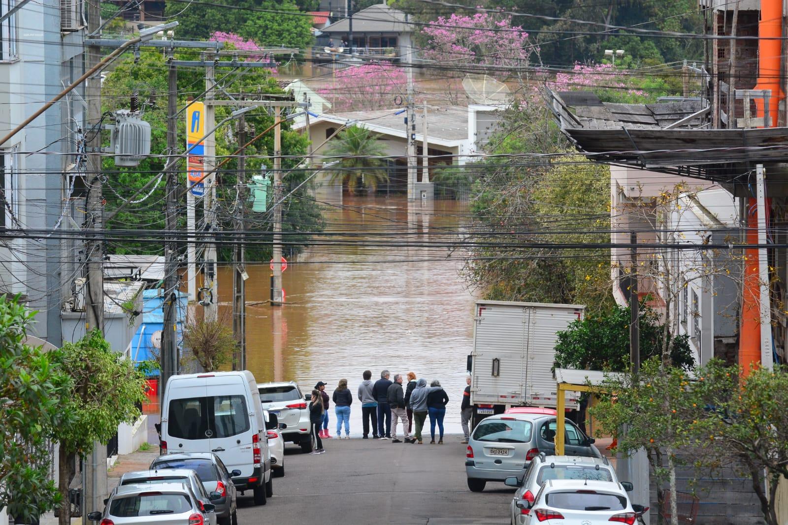 Popula&ccedil;&atilde;o de Estrela est&aacute; ilhada