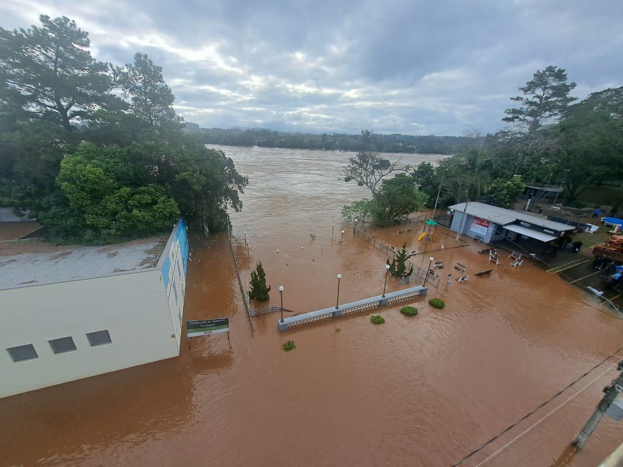 Defesa Civil garantiu continuidade dos trabalhos com embarca&ccedil;&otilde;es durante a noite desta ter&ccedil;a-feira 