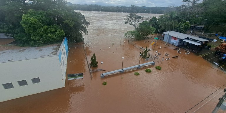 Defesa Civil garantiu continuidade dos trabalhos com embarcações durante a noite desta terça-feira Defesa Civil garantiu continuidade dos trabalhos com embarcações durante a noite desta terça-feira