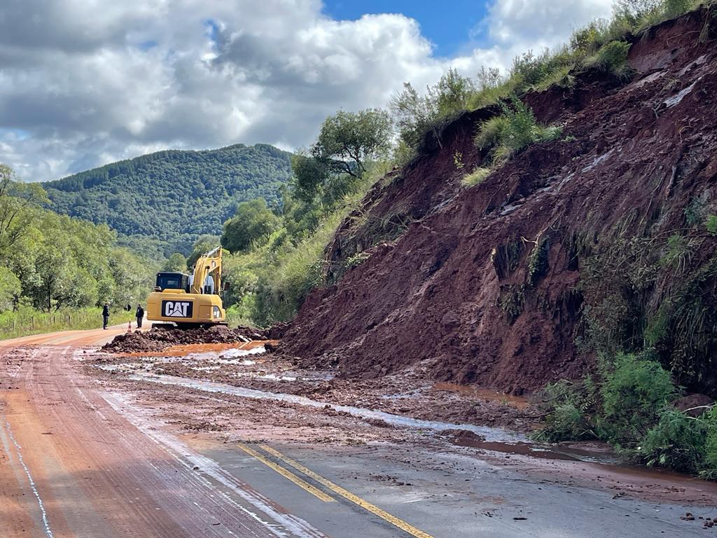 Barreiras cederam na ERS 110, entre Jaquirana e Bom Jesus, nos Campos de Cima da Serra