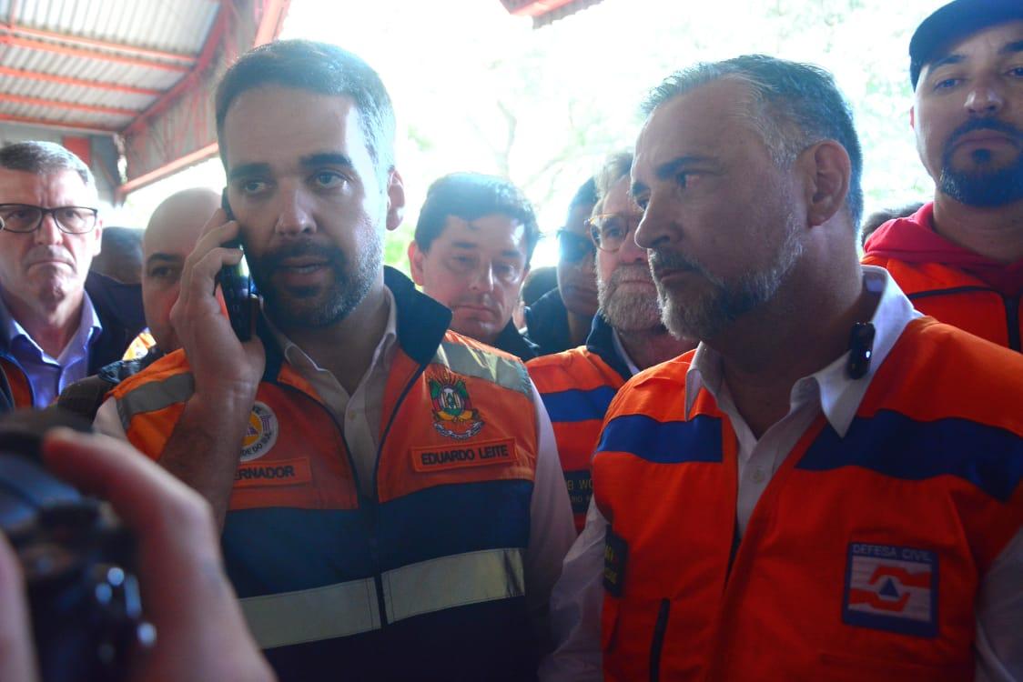 Eduardo Leite durante conversa com Lula