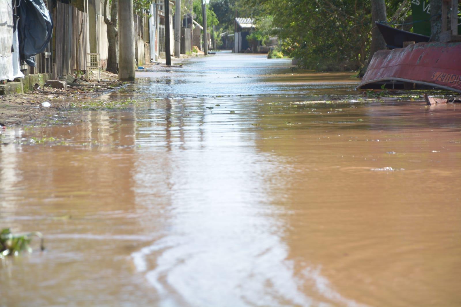 Defesa faz alerta para regi&otilde;es ribeirinhas de Porto Alegre 