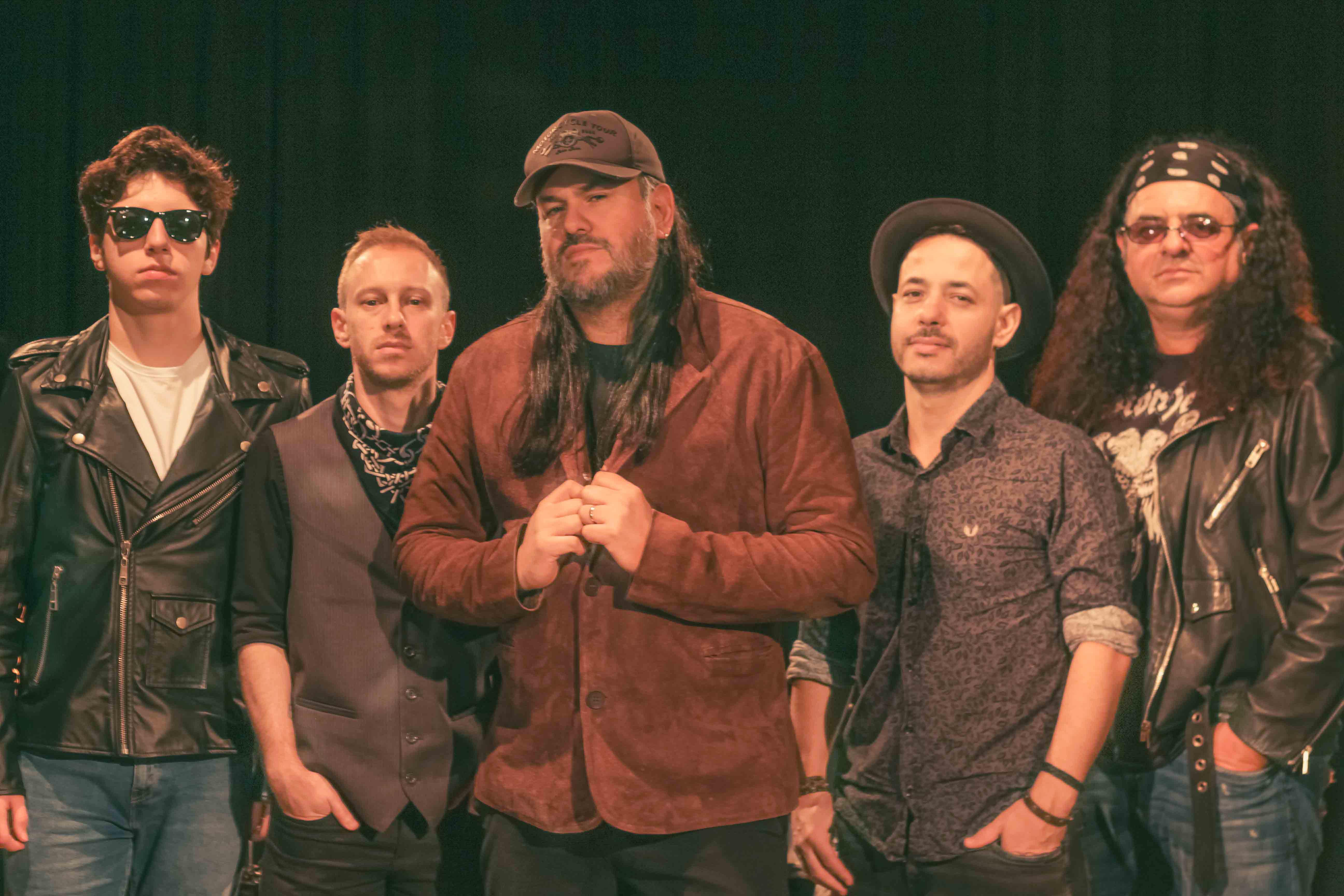 Kiko Prata e a sua banda trabalham com o objetivo de entregar can&ccedil;&otilde;es carregadas de sentimento