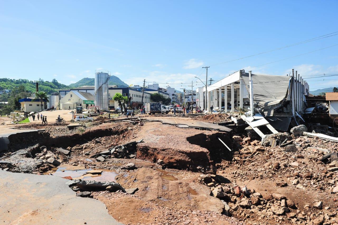 Acesso &agrave; cidade ficou destru&iacute;do pela for&ccedil;a das &aacute;guas